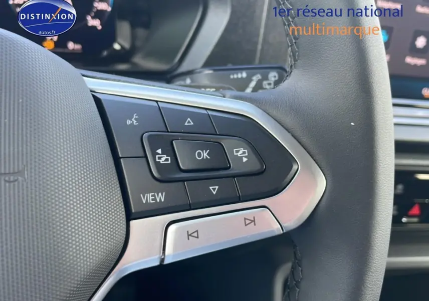 Gros plan sur les commandes multifonctions à gauche du volant cuir noir du Volkswagen Caddy 2025.