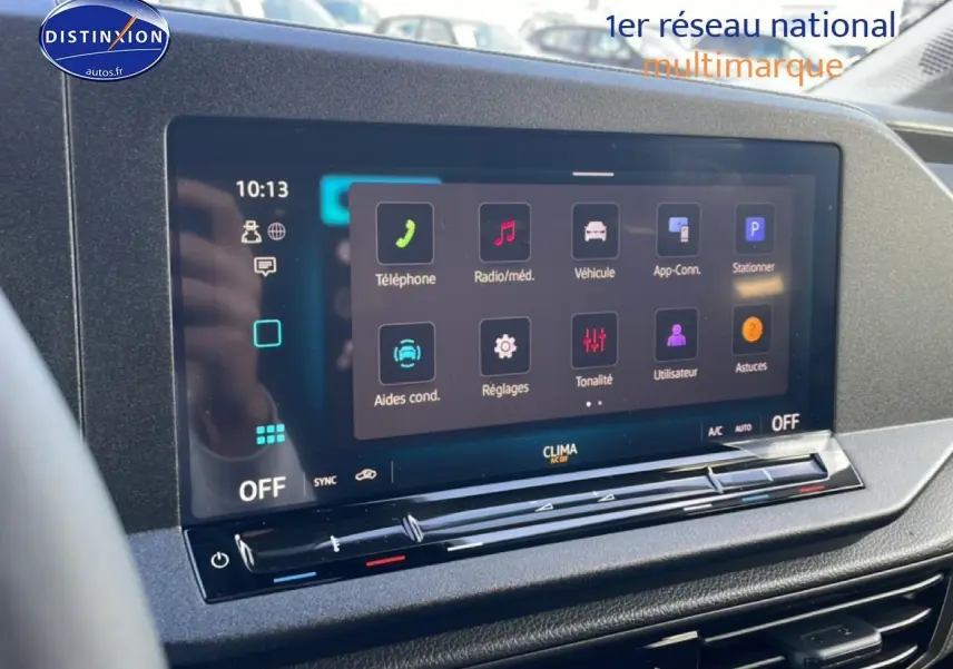 Écran tactile multifonction 10 pouces du Volkswagen Caddy 2025, vue rapprochée du tableau de bord noir.