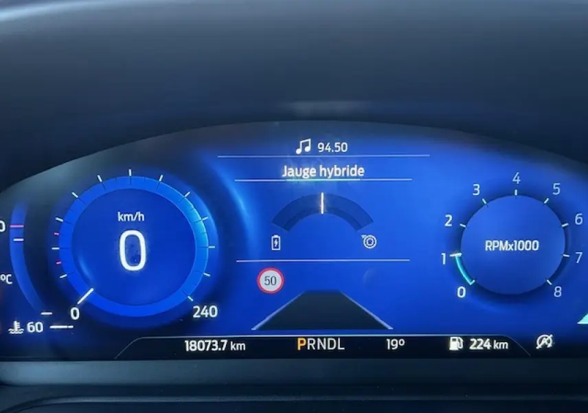 Combiné d'instrumentation numérique bleu de Ford Puma 2023 affichant jauge hybride, vitesse et compte-tours.