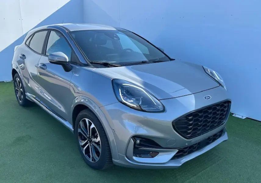 Ford Puma gris Solar en vue 3/4 avant droit, mettant en valeur sa calandre noire et ses jantes alliage 17 pouces.