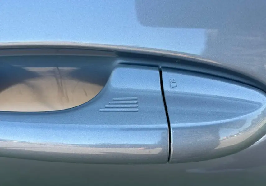 Poignée de porte côté gauche gris Solar du Ford Puma II 2023 avec bouton de verrouillage intégré.