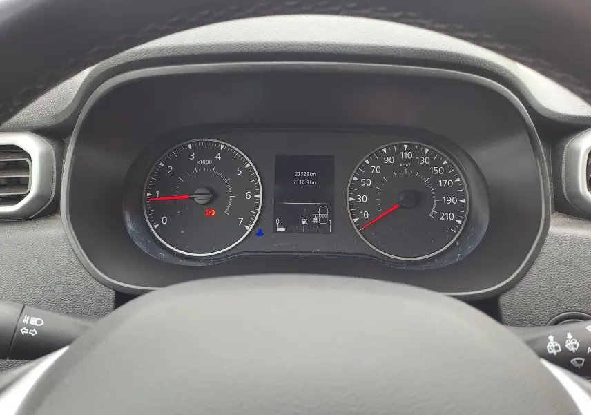 Vue rapprochée du tableau de bord du Dacia Duster 2024, affichant compte-tours et compteur de vitesse.