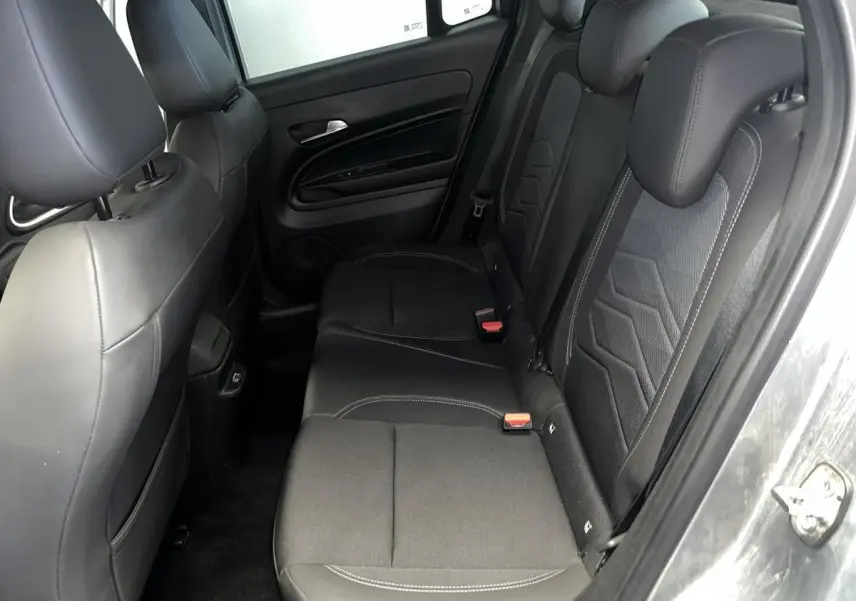 Vue intérieure côté droit sur la banquette arrière noire mixte tissu/TEP du Jeep Avenger 2024 gris.