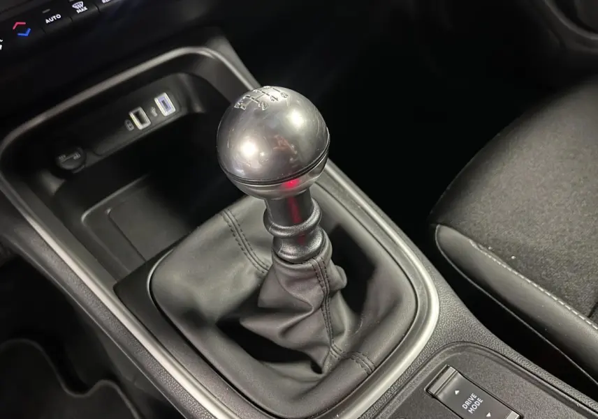 Gros plan sur le levier de vitesses manuel gris métallisé et la console centrale noire du Jeep Avenger 2024.