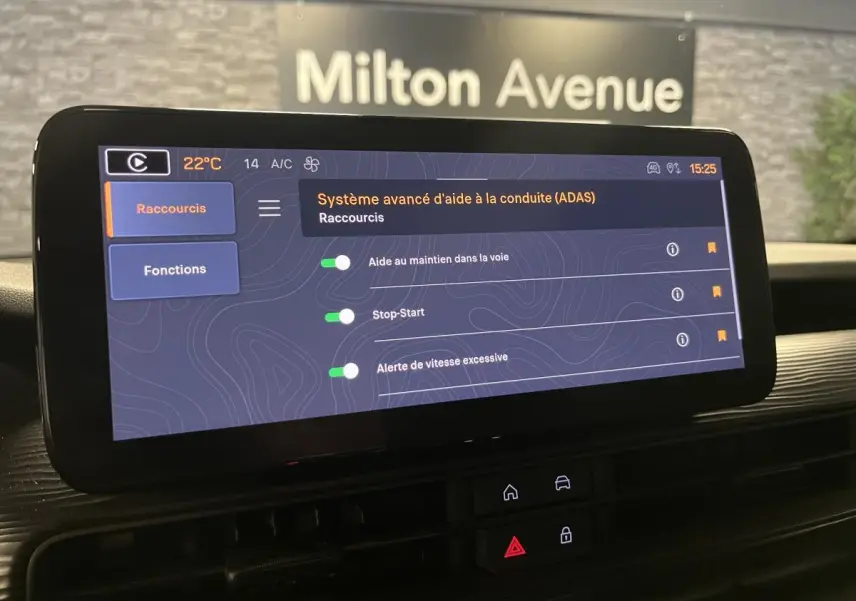 Écran tactile du système multimédia Uconnect 10,25" dans l'habitacle du Jeep Avenger gris, vue de face.