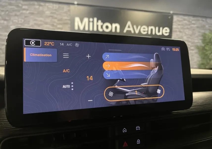 Écran tactile intérieur du Jeep Avenger 2024 montrant le réglage de la climatisation à 22°C.