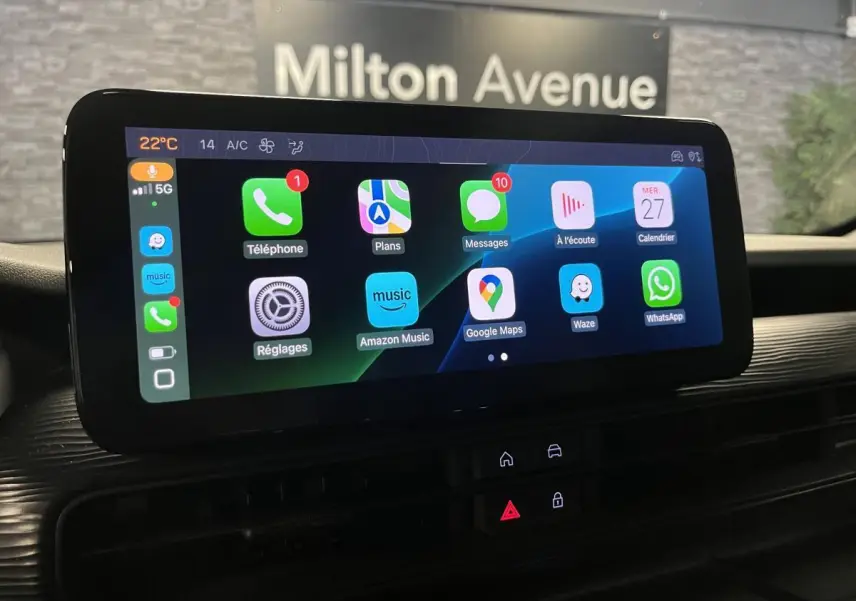 Écran tactile multimédia couleur Uconnect 10,25" dans l'habitacle du Jeep Avenger gris, vue de face.