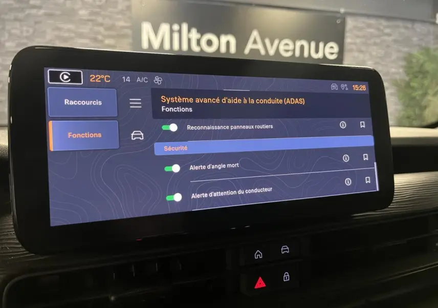 Écran tactile intérieur affichant les aides à la conduite du Jeep Avenger 2024, vue rapprochée du tableau de bord.