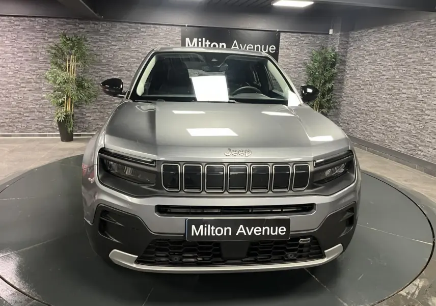 Vue frontale du Jeep Avenger gris métallisé avec calandre à sept fentes et plaques Milton Avenue.
