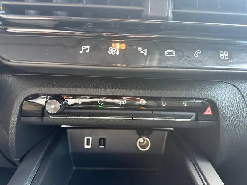 Gros plan sur la console centrale noire du Citroën C5 Aircross 2025, montrant les commandes tactiles et prises USB.