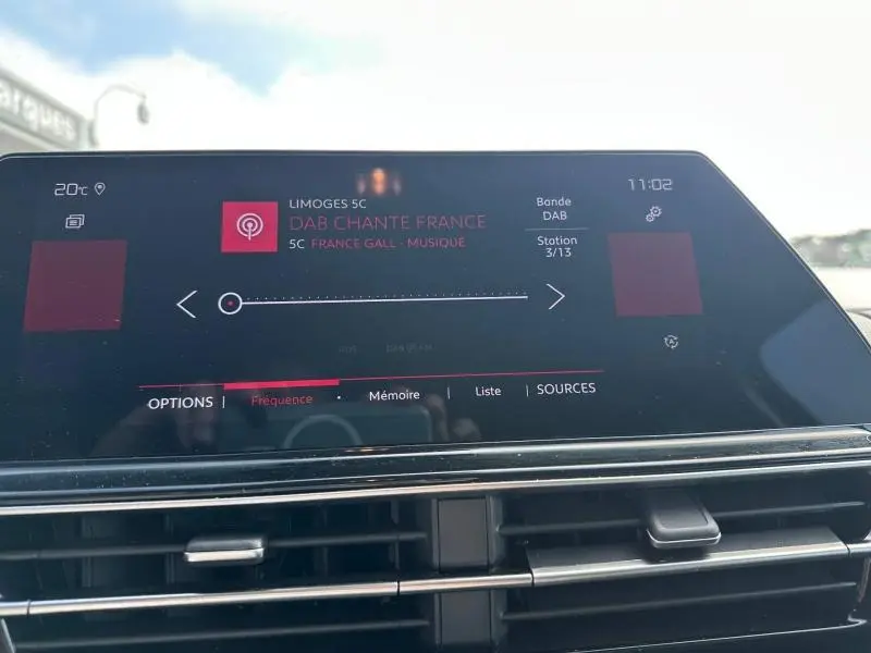 Écran tactile central du tableau de bord du Citroën C5 Aircross 2025 affichant la radio DAB en intérieur noir.