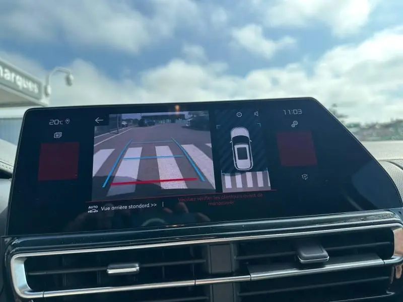 Écran tactile intérieur montrant la caméra de recul et l’aide au stationnement du Citroën C5 Aircross noir Perla Nera.