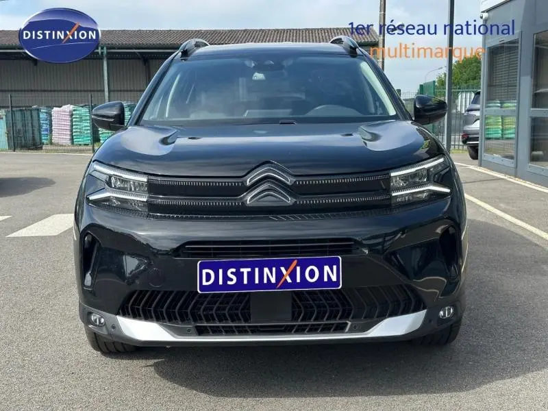 Vue frontale d'un Citroën C5 Aircross 2025 noir Perla Nera avec calandre distinctive et logo double chevron visible.