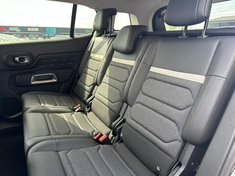 Vue intérieure côté droit des sièges arrière en cuir et tissu gris du Citroën C5 Aircross 2025 Noir Perla Nera.