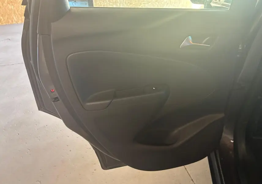 Vue intérieure de la porte arrière gauche noire d'un Opel Crossland 2021, finition tissu gris-noir.