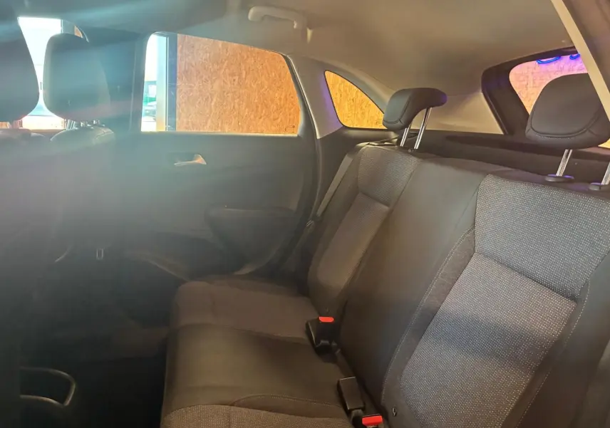 Vue intérieure côté droit des sièges arrière en tissu gris et noir de l'Opel Crossland 2021, version Essence 1.2 Turbo Elegance.