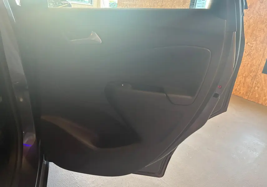 Vue intérieure de la porte arrière droite grise de l’Opel Crossland 2021 avec poignée intégrée et rangement bas.