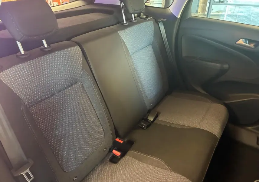 Vue intérieure côté droit des sièges arrière en tissu gris et noir de l'Opel Crossland 1.2 Turbo 110 Elegance 2021.