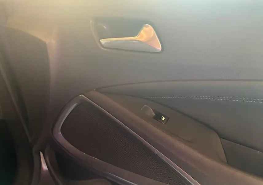 Gros plan sur la poignée intérieure et le panneau de porte côté gauche de l’Opel Crossland gris, finition tissu gris-noir.