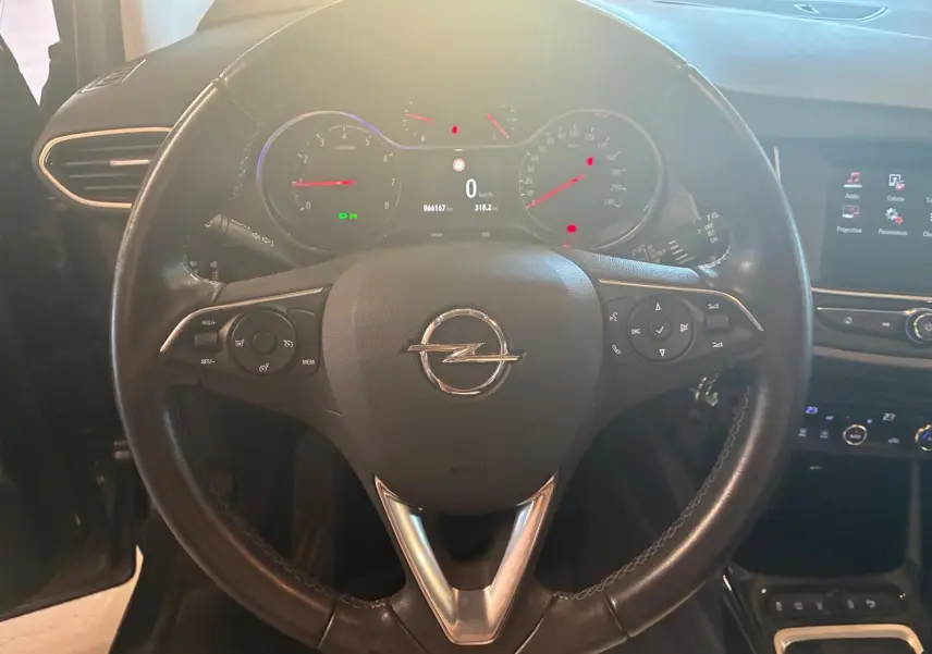 Vue intérieure centrée sur le volant noir de l'Opel Crossland 2021, avec tableau de bord et commandes visibles.