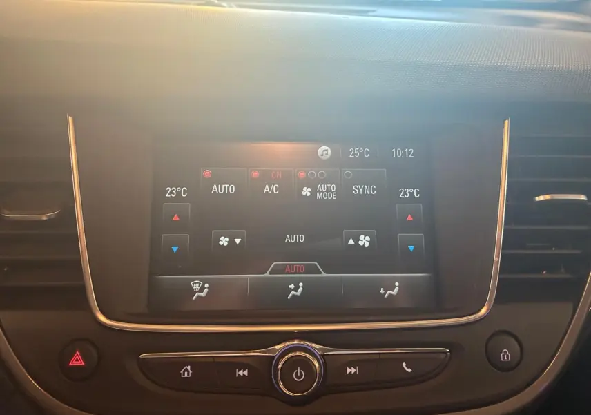 Écran tactile central de la climatisation automatique de l’Opel Crossland gris, avec réglages de température et ventilation.