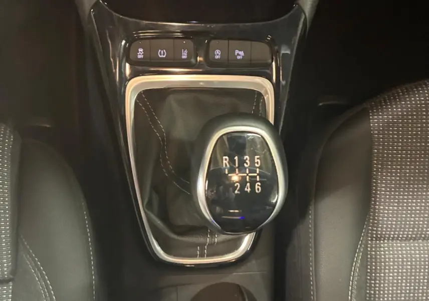 Vue plongeante sur la console centrale de l’Opel Crossland gris, mettant en valeur le levier de vitesses manuel 6 rapports.