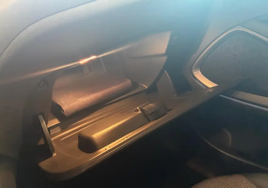 Gant de boîte à gants ouvert avec éclairage intérieur dans l’Opel Crossland gris, version Essence 2021.
