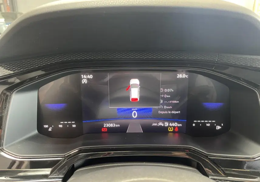 Tableau de bord numérique de Volkswagen Polo 2024 affichant la vitesse à 0 km/h et diverses alertes.