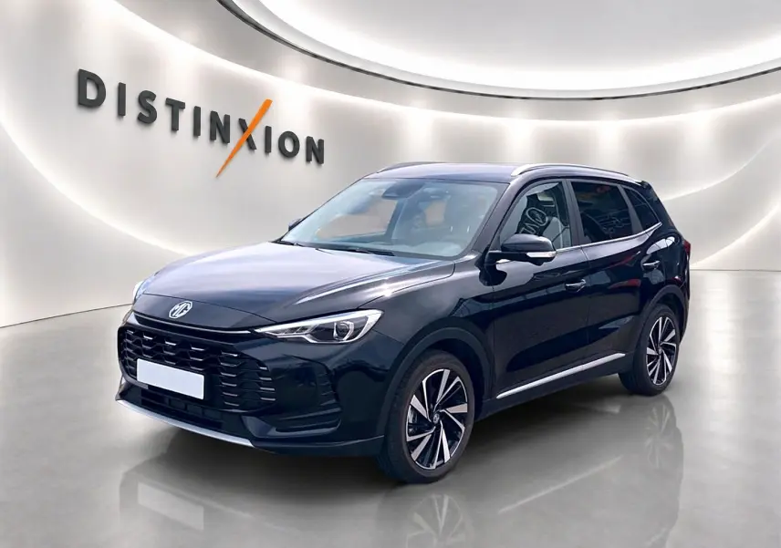 MG ZS 1.5 hybrid noir en 3/4 avant droit, avec jantes alu bicolores et calandre imposante noire.