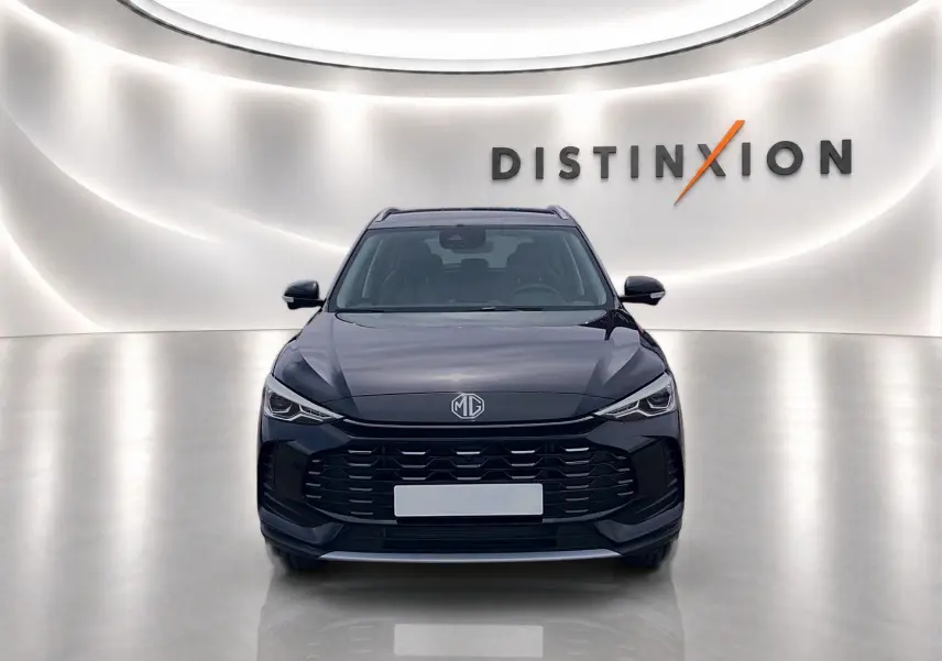 MG ZS 1.5 hybrid 197 luxury noir vu de face dans un showroom avec logo Distinxion en arrière-plan.
