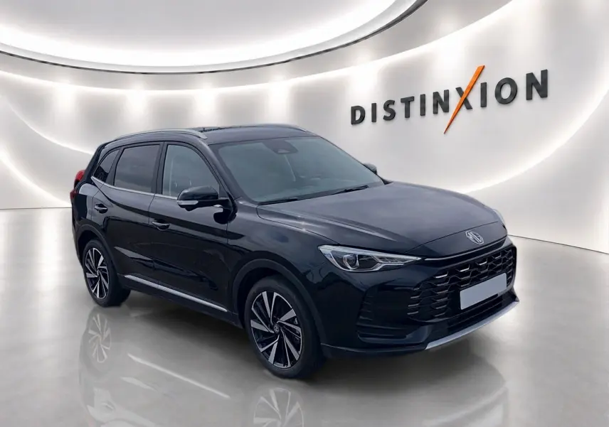 MG Motor ZS 1.5 hybrid 197 luxury noir en 3/4 avant droit, avec jantes alu et toit panoramique en showroom lumineux.