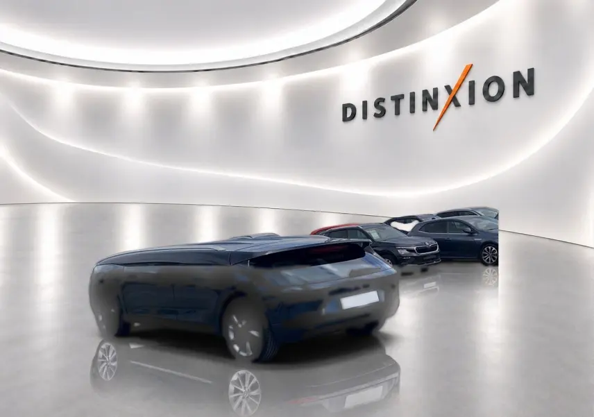 Vue 3/4 arrière d’un MG ZS noir 2026 avec toit ouvrant panoramique dans un showroom lumineux.