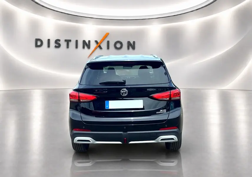 Vue arrière du MG Motor ZS 1.5 hybrid noir 2026 avec feux LED et double sortie d'échappement intégrée.