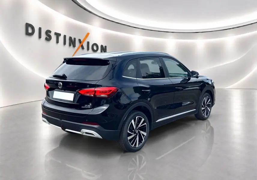 MG Motor ZS 1.5 hybrid 197 luxury noir, vue 3/4 arrière droit avec jantes alu et feux LED distinctifs.