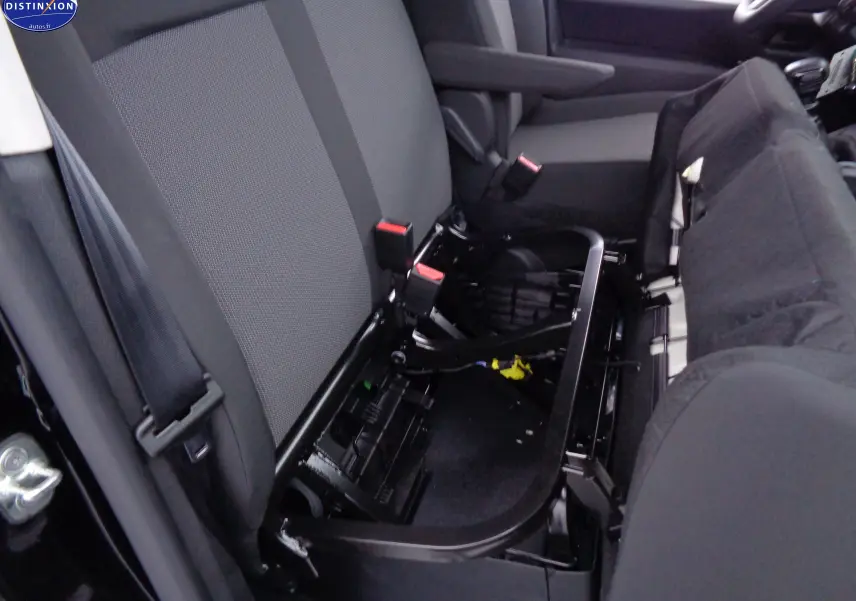 Vue intérieure sur les sièges avant gris et noir du Peugeot Expert Long 2023, montrant la banquette relevée côté droit.
