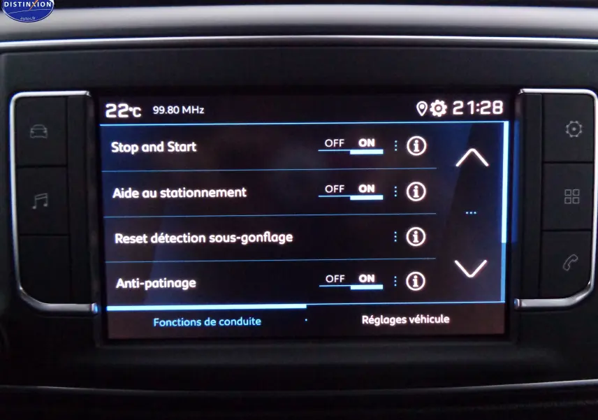 Écran tactile central du Peugeot Expert Long 2023 noir perle, affichant les options d'aide à la conduite activées.