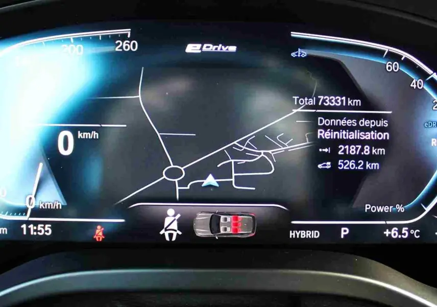 Tableau de bord numérique du BMW X3 xDrive 30e 2023 affichant la vitesse, la carte de navigation et l'état hybride rechargeable.
