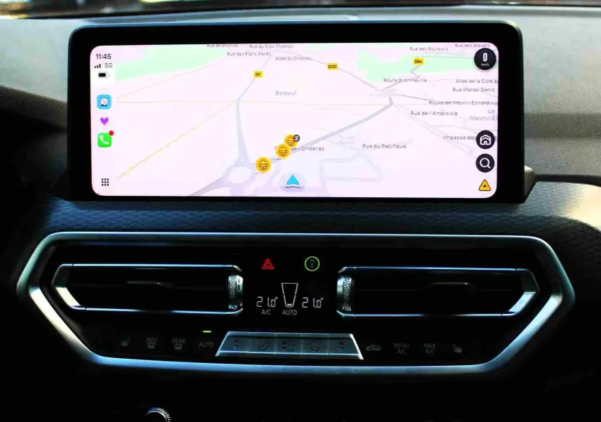 Écran tactile central avec système de navigation et commandes de climatisation dans l'habitacle du BMW X3 xDrive 30e 2023