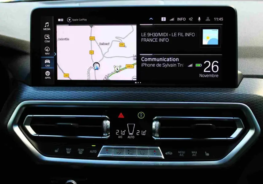 Écran tactile central et commandes de climatisation du BMW X3 xDrive 30e bleu métal 2023, vue intérieure frontale.