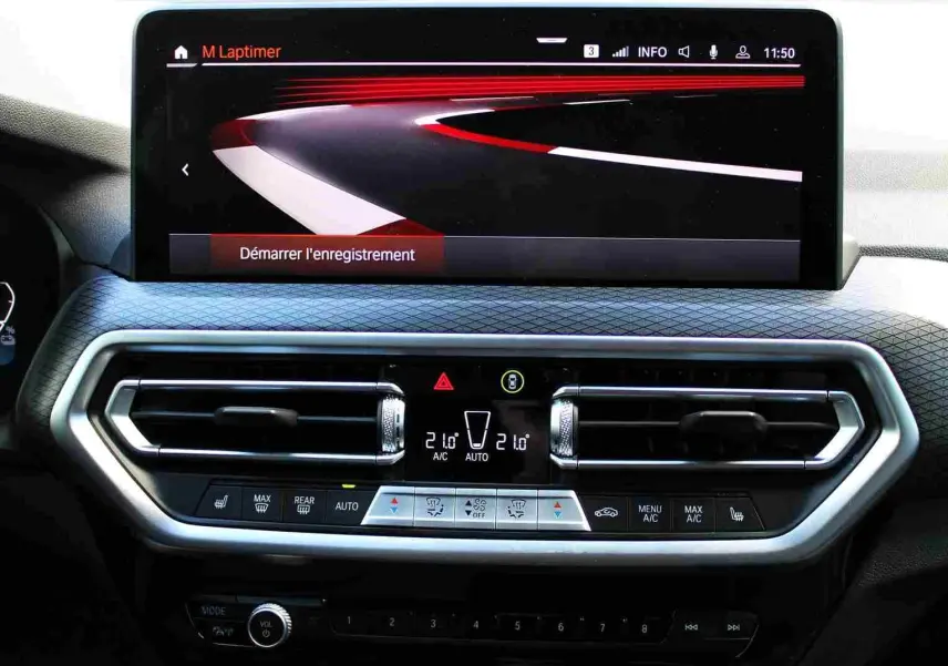 Écran central et commandes de climatisation du BMW X3 xDrive 30e 2023, intérieur moderne avec finition M Sport.