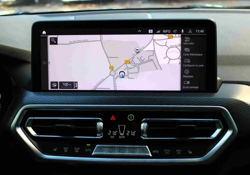 Écran tactile central avec navigation et commandes climatisation du BMW X3 xDrive bleu métal 2023, vue intérieure frontale.