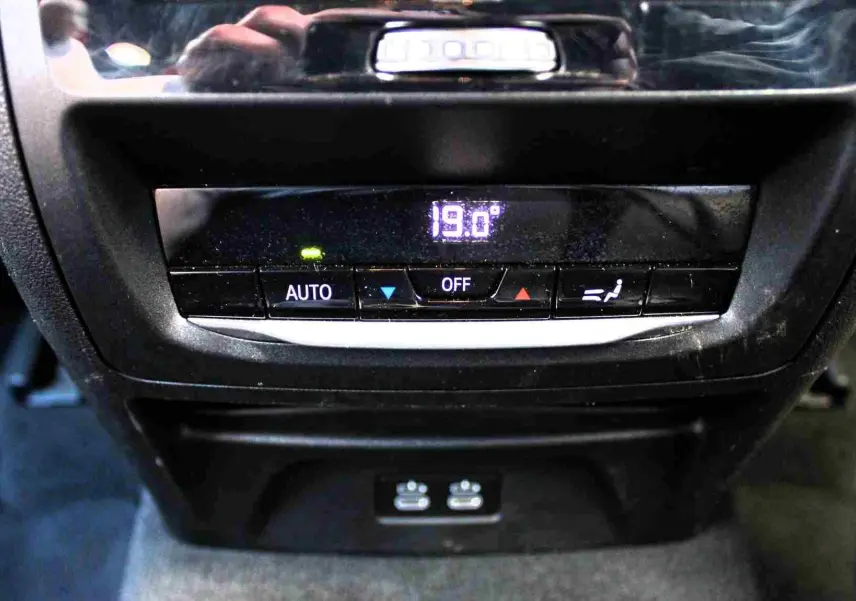 Panneau de contrôle de la climatisation arrière avec affichage digital à 19°C dans un BMW X3 xDrive bleu métal 2023.