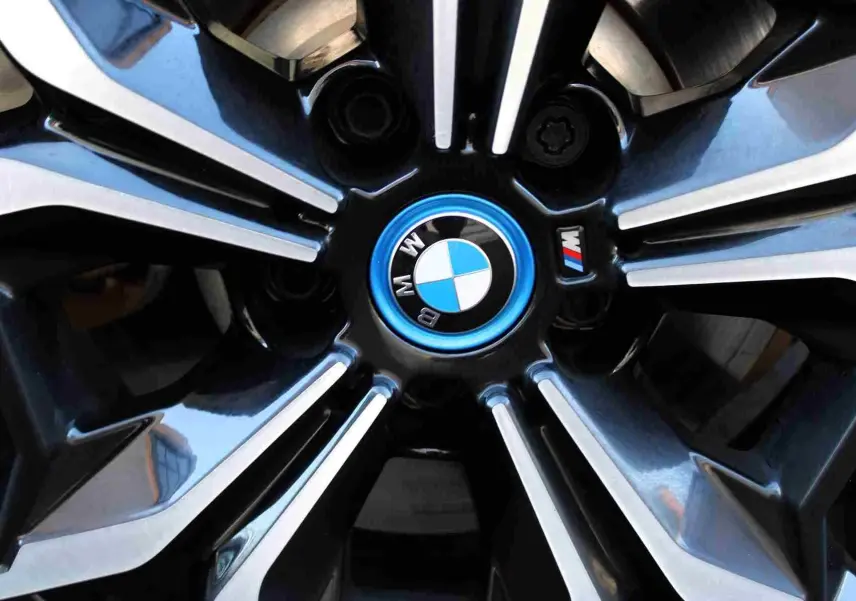 Gros plan sur la jante noire et argentée avec logo BMW bleu et badge M du BMW X3 xDrive bleu métal 2023.