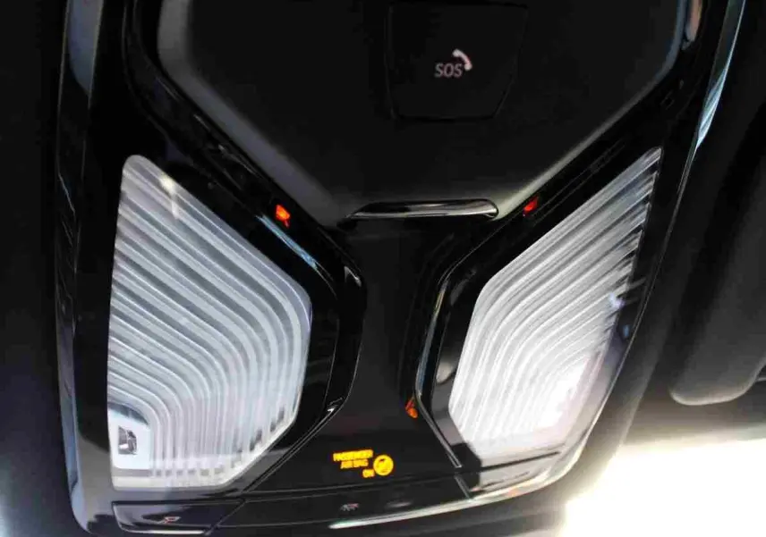 Plafonnier intérieur avec éclairage LED et bouton SOS du BMW X3 xDrive hybride rechargeable 2023.