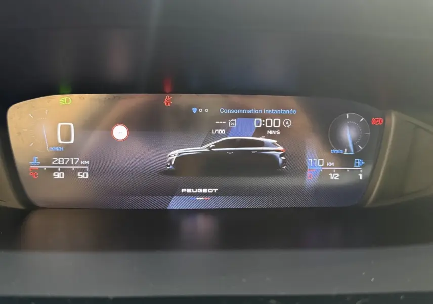 Affichage numérique du tableau de bord Peugeot 308 2023 avec silhouette latérale noire du véhicule et indicateurs de vitesse et carburant.