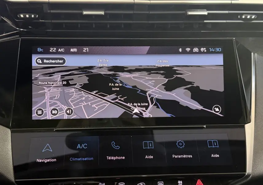 Vue rapprochée de l’écran tactile central du tableau de bord de la Peugeot 308 bleu, affichant la navigation 3D.
