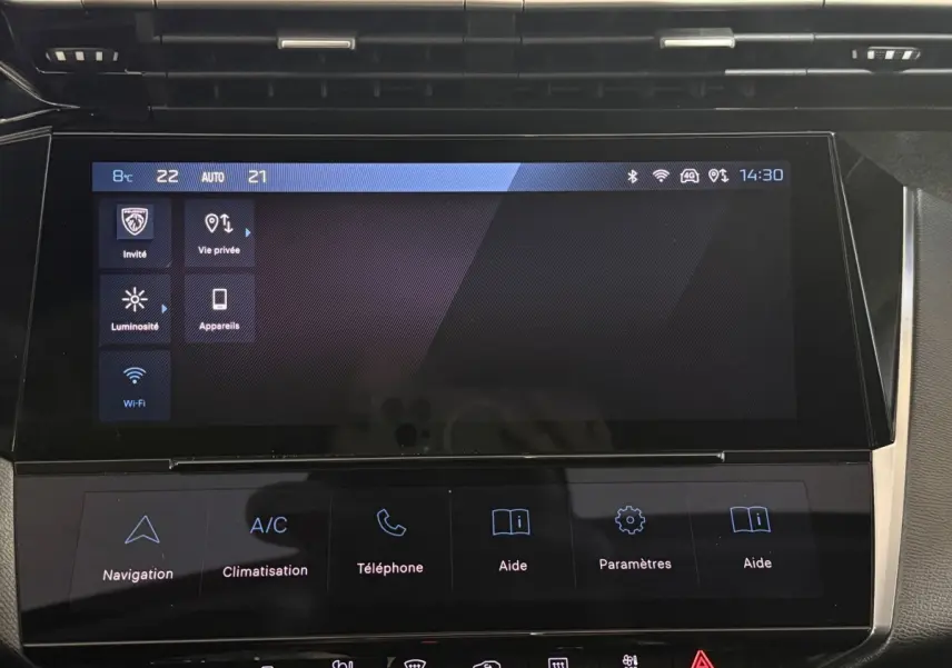 Écran tactile central de la Peugeot 308 PureTech 130 bleu, affichage des réglages climatisation et navigation.