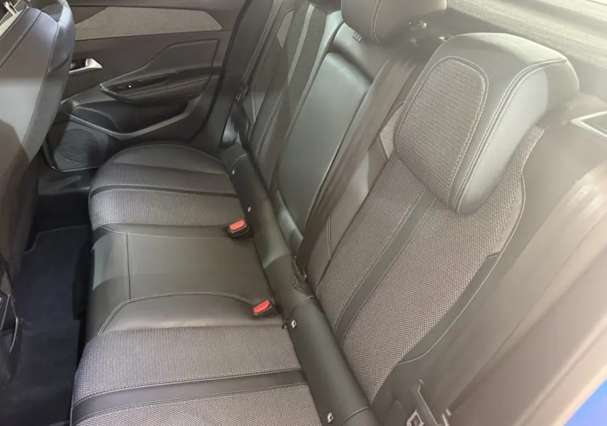 Vue intérieure côté droit sur la banquette arrière en tissu et cuir noir de la Peugeot 308 PureTech 130 S&S Allure Pack 2023.