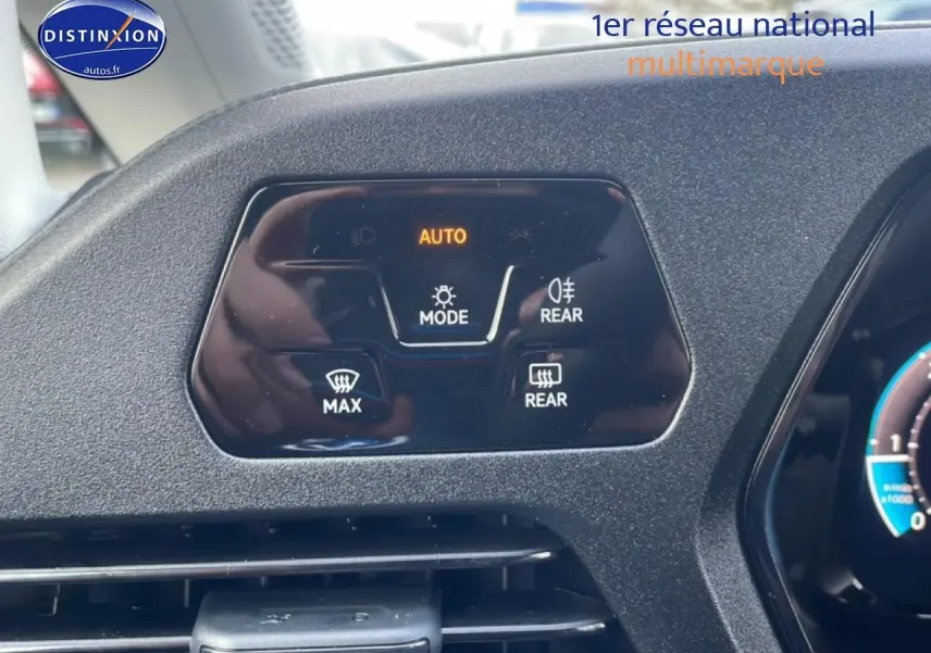 Détail du tableau de bord du Volkswagen Caddy gris argent 2025, montrant les commandes d’éclairage automatiques.