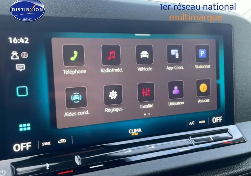 Écran tactile 10 pouces du Volkswagen Caddy gris argent 2025, affichant le menu principal multimédia et réglages.